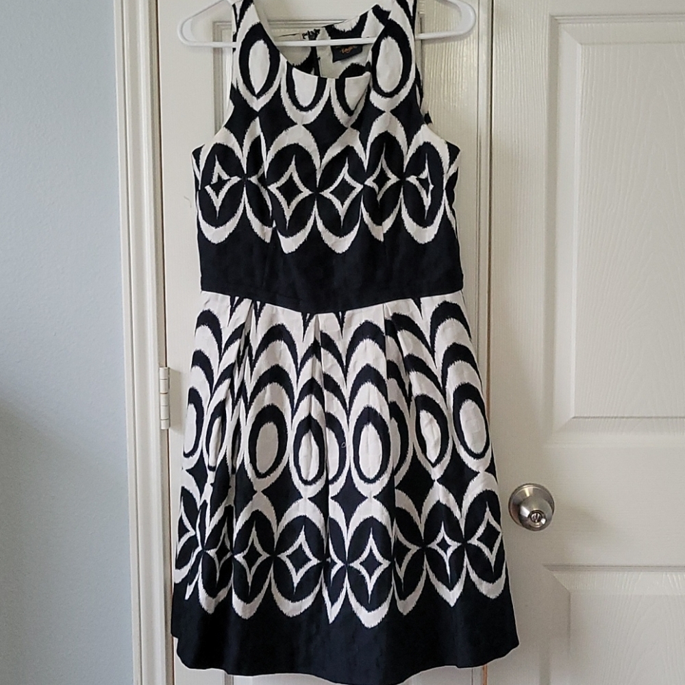 Sleeveless patterned dress, navy and white